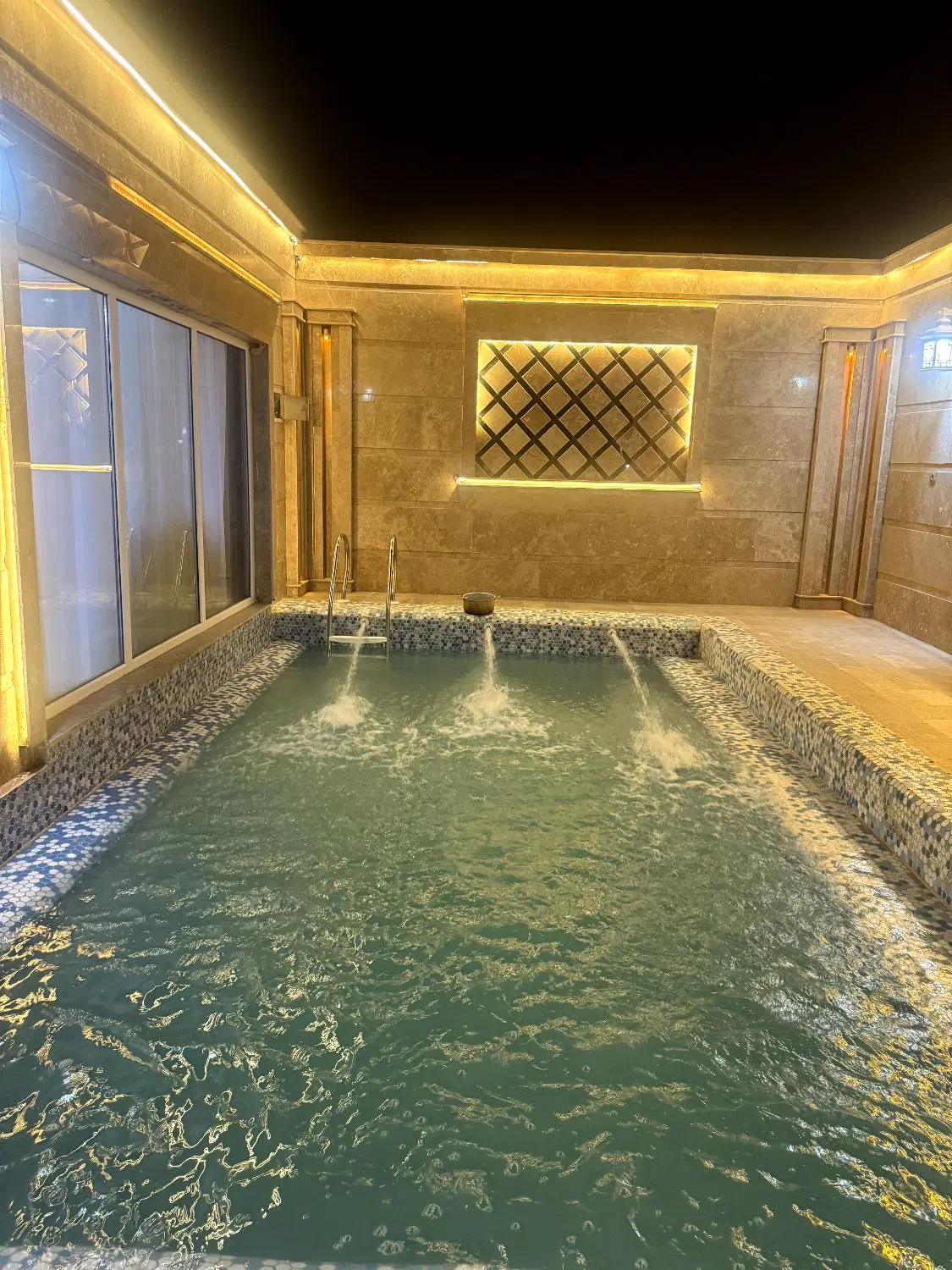 ویلا ۴باغ استخر تابستانه اسپیلت برای۲نفر ۲نیم