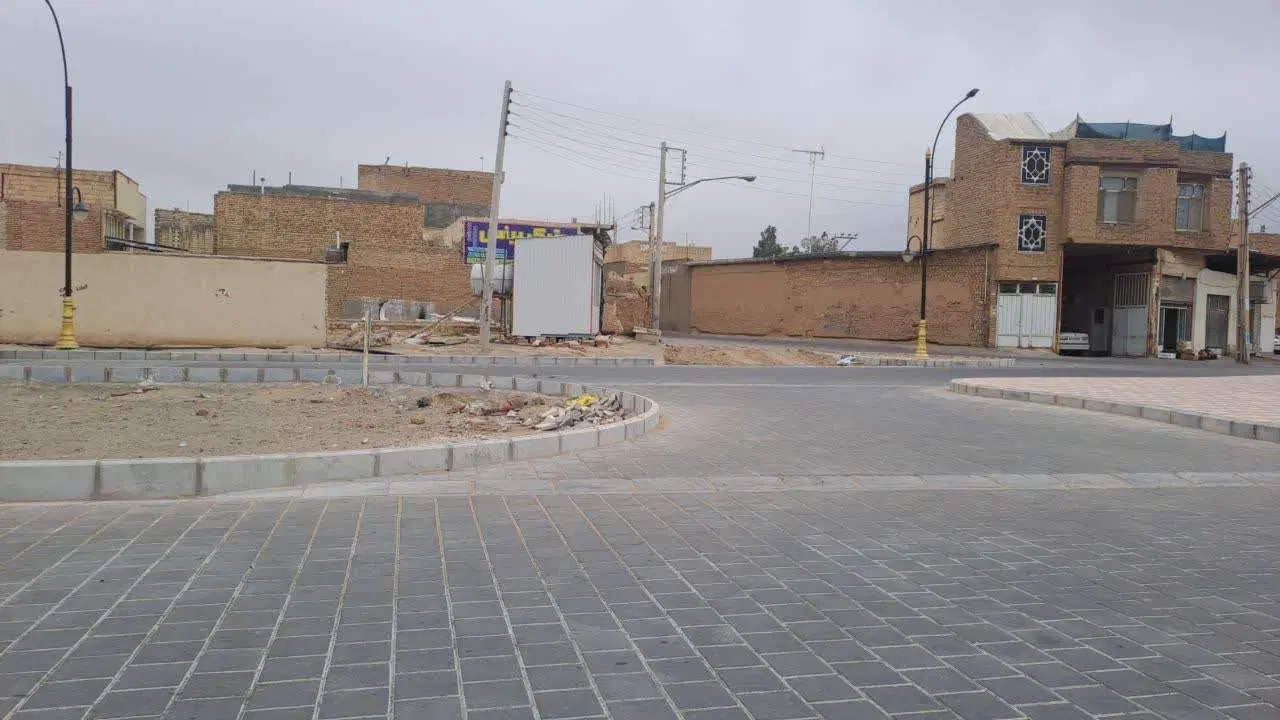 زمین  نبش میدان امام خمینی