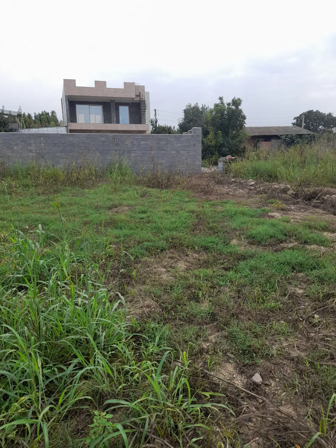 زمین واقع درروستای اسفندان دیوارشده