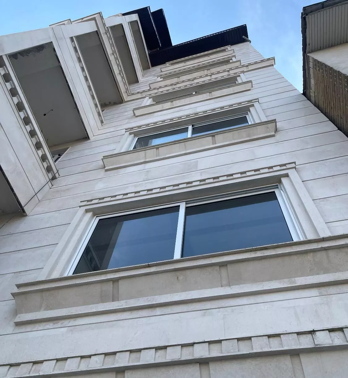 واحد ۸۱متری سنددار بعداز ابروان بطرف چهارراه