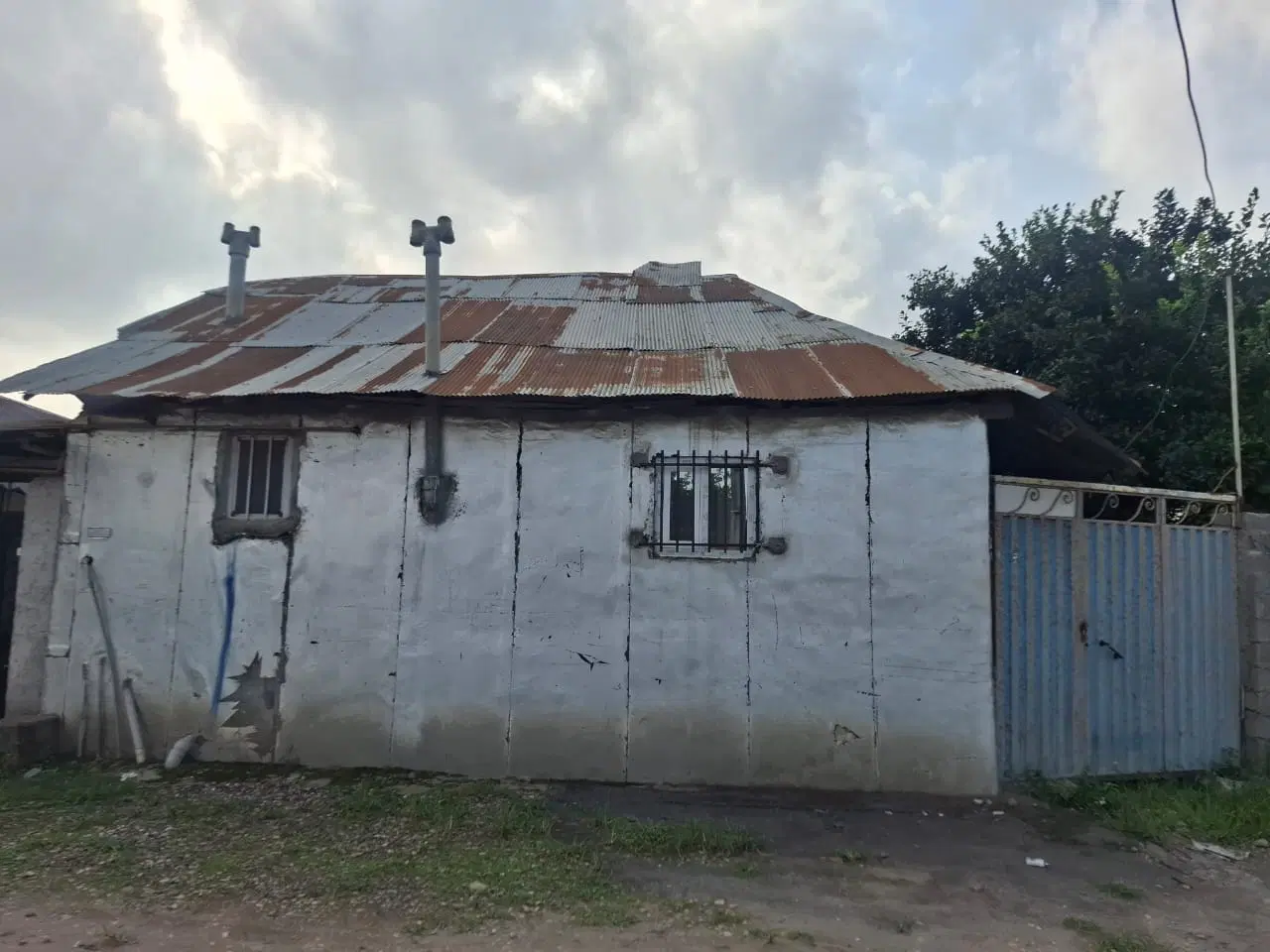 فروش ۳۵۰ متر زمین با ویلای قابل سکونت