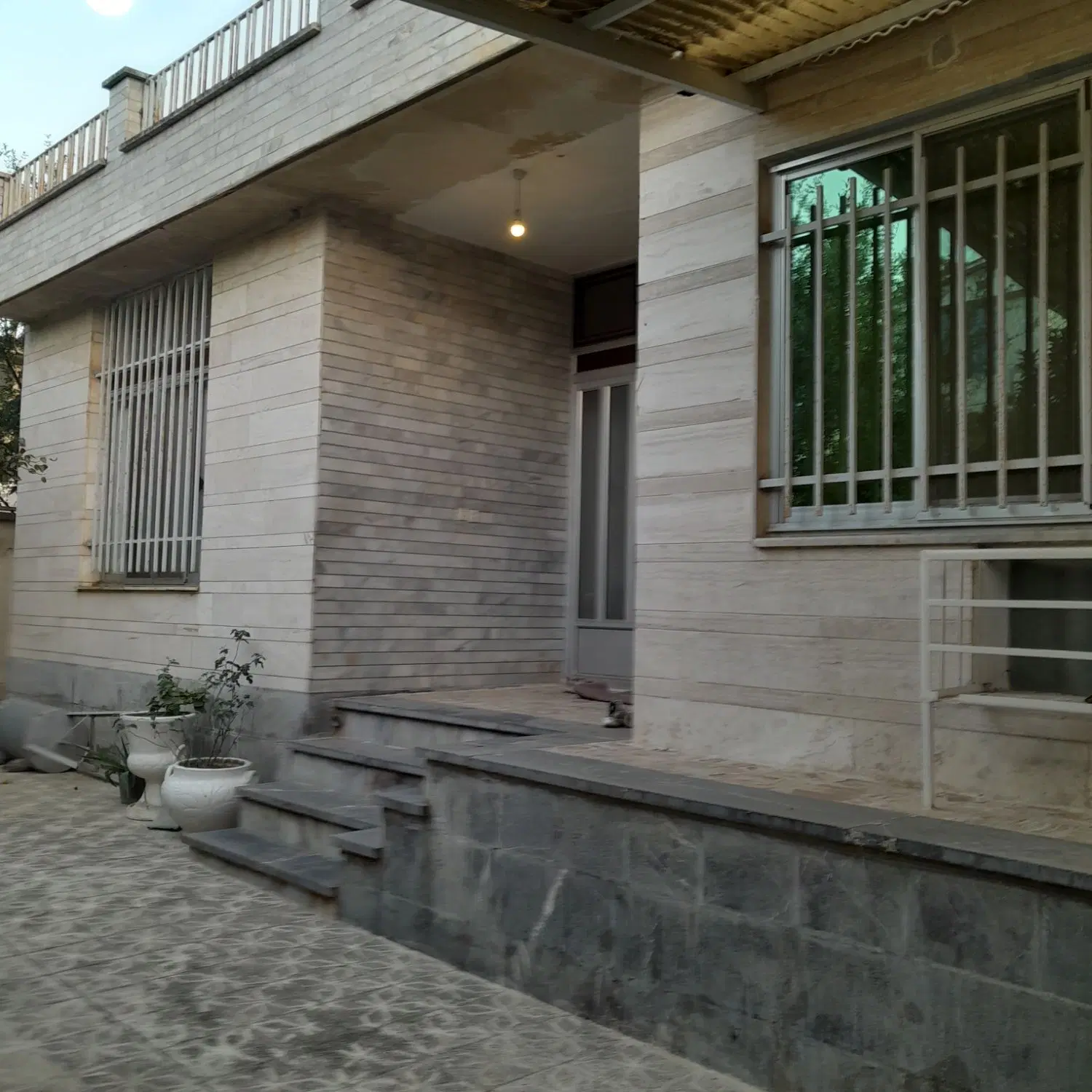 ویلایی ۳۰۰ متر زمین ۱۵۰ زیر بنا
