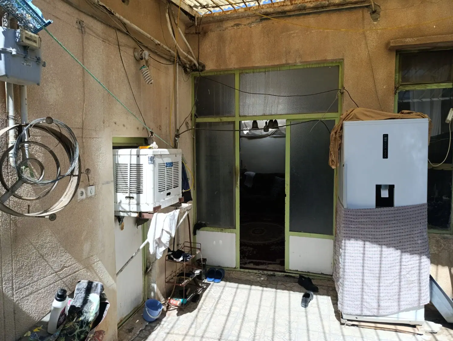 ملک 100 متری با مغازه بر خیابان
