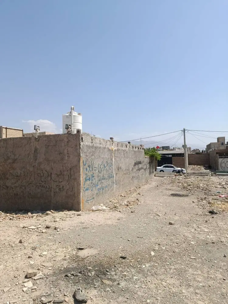 زمین به متراژ ۱۰۰متر(۲۰×۵) یک ضلع بنا وداخل کوچه