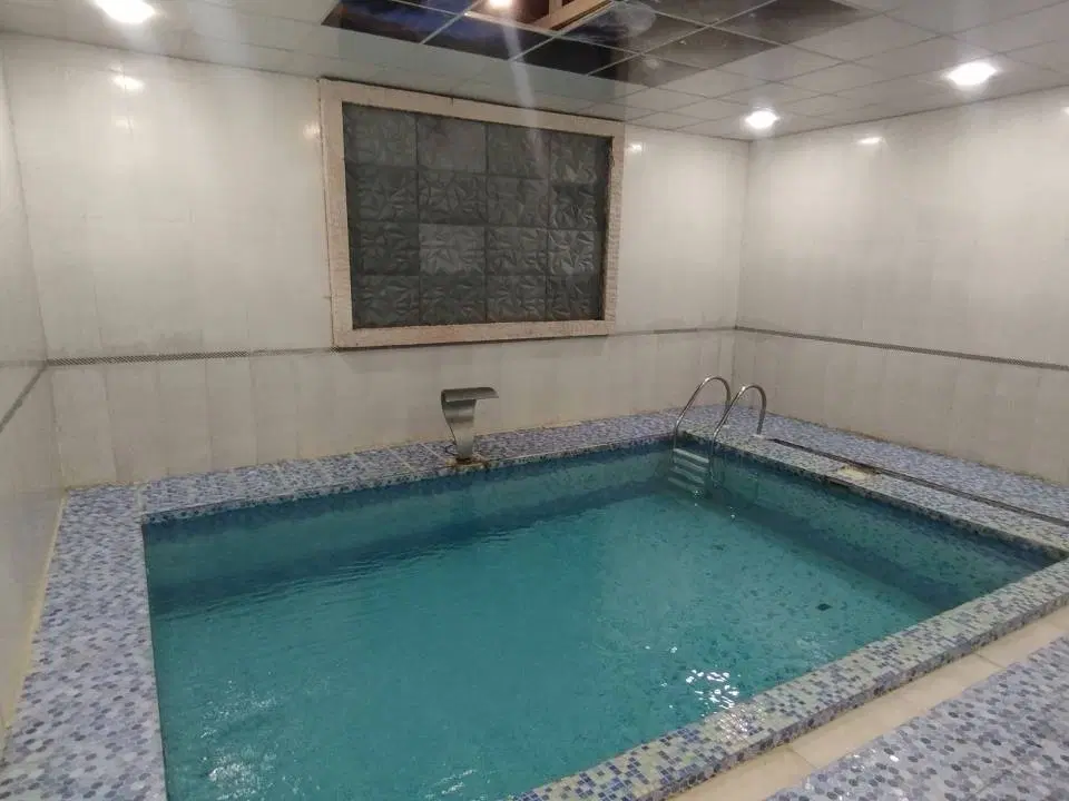 اجاره روزانه باغ‌ویلا با استخر آب‌گرم سرپوشیده