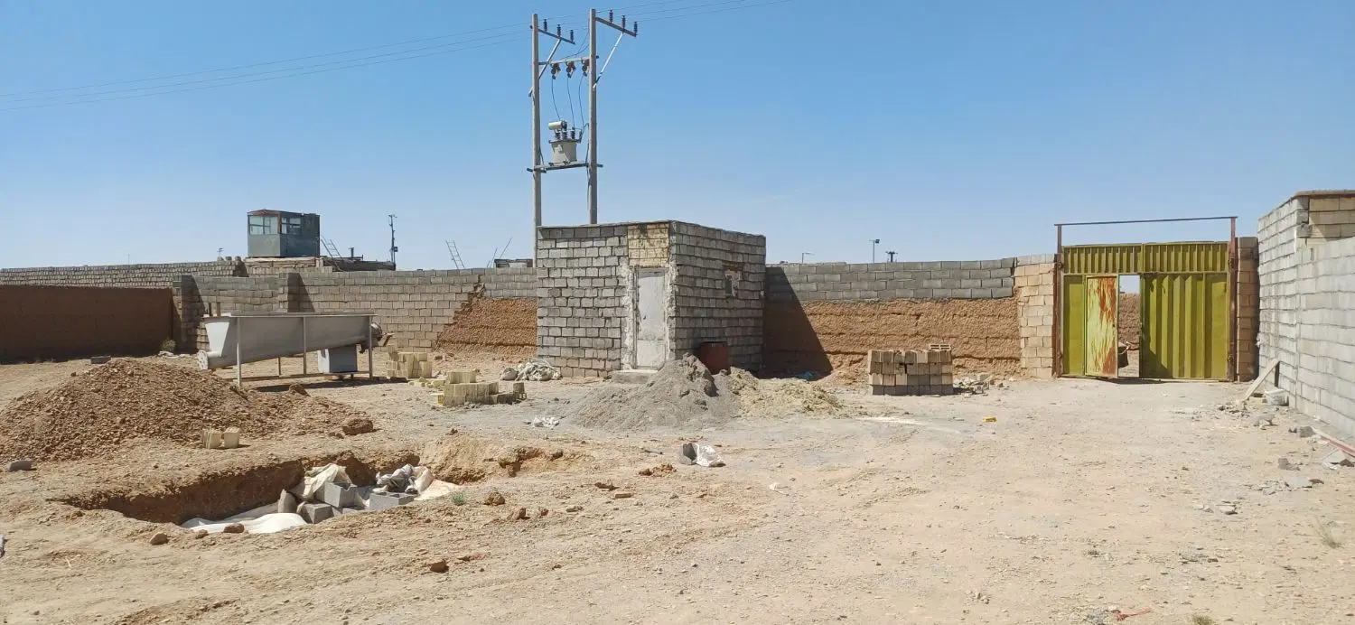زمین کارگاهی چهاردیواری دونبش، بر اتوبان