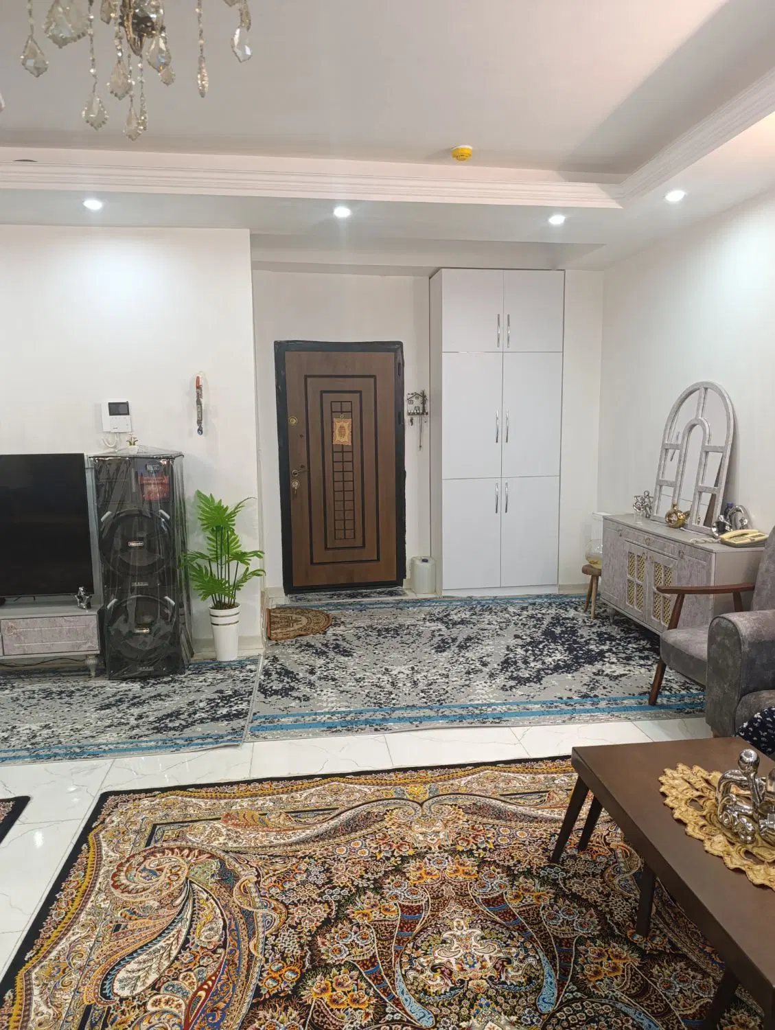 واحد۱۱۰ متری +۵ متر انباری خوش نقش پزیرایی بزرگ