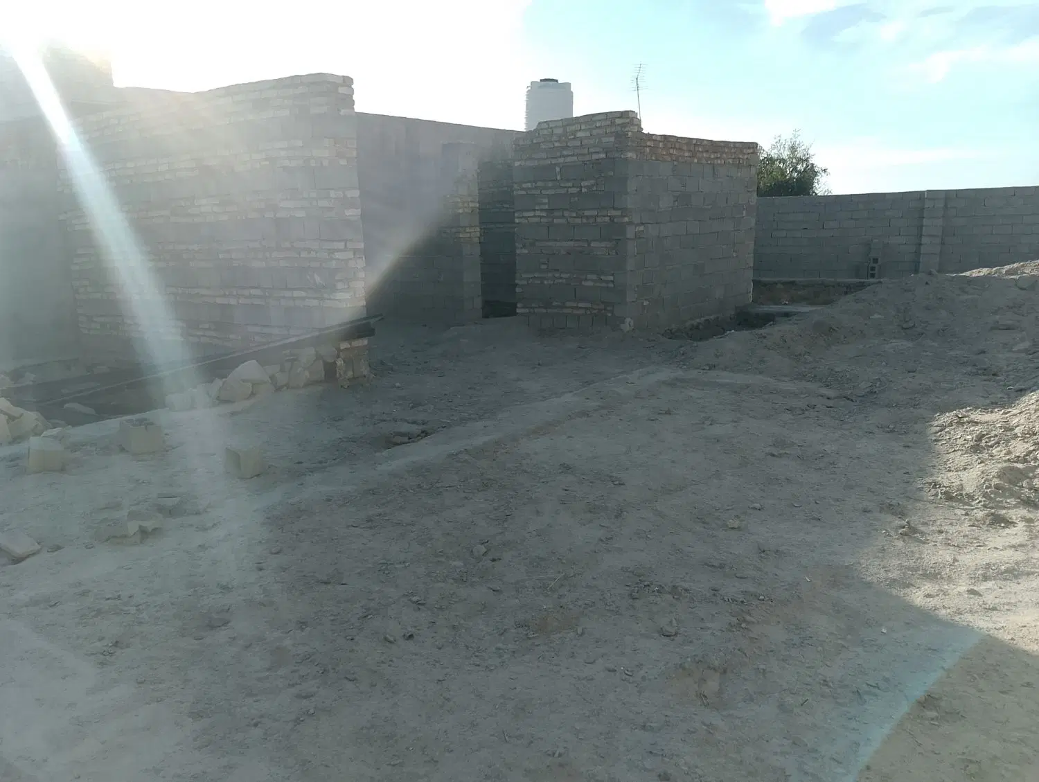 زمین چهار طرف بسته