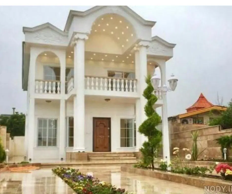 یک خانه دو طبقه ویلایی