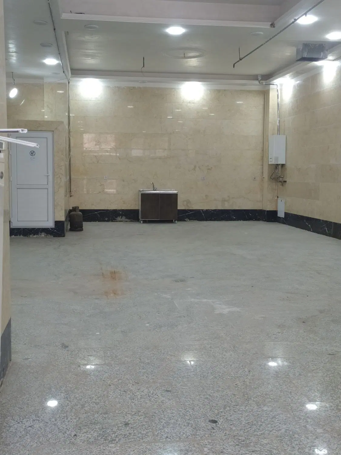 فروش مغازه۱۳۷متری نوساز بر بلوار ۳۵متری واوان