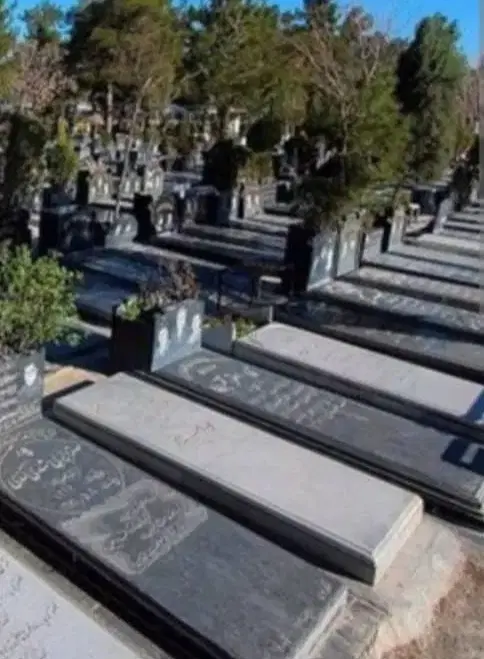یک عدد قبر سه طبقه