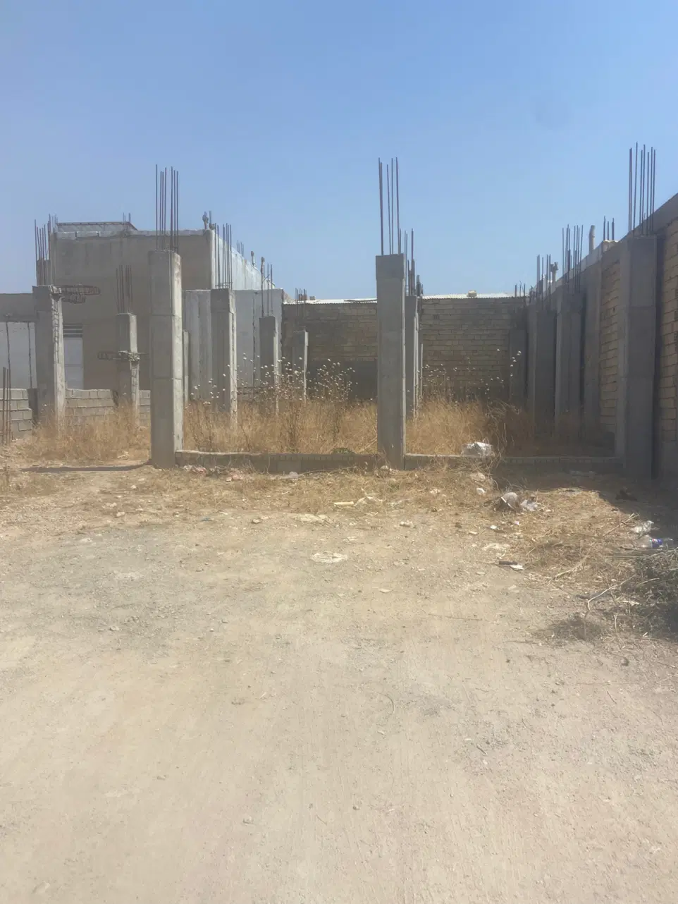 زمین نیمه کاره سه راهی گچساران