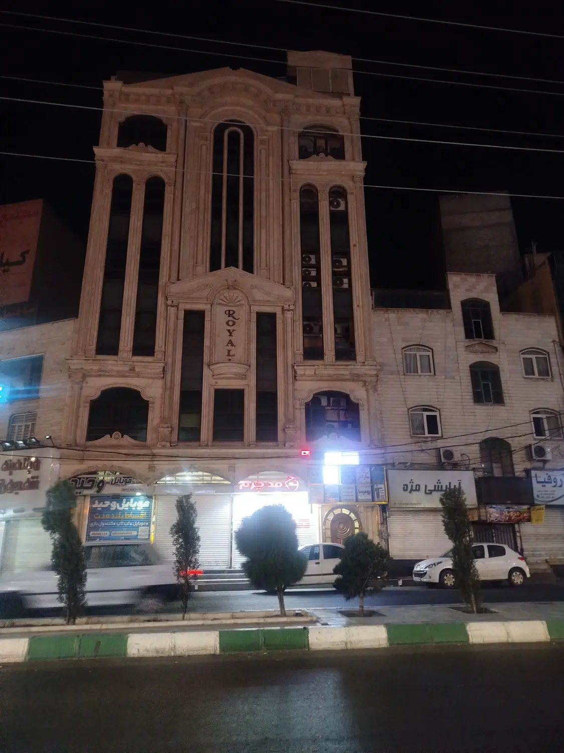 ۹۵ متر تجاری کف_ ۱۷ متر بالکن_ باغ فیض_ ملکیت