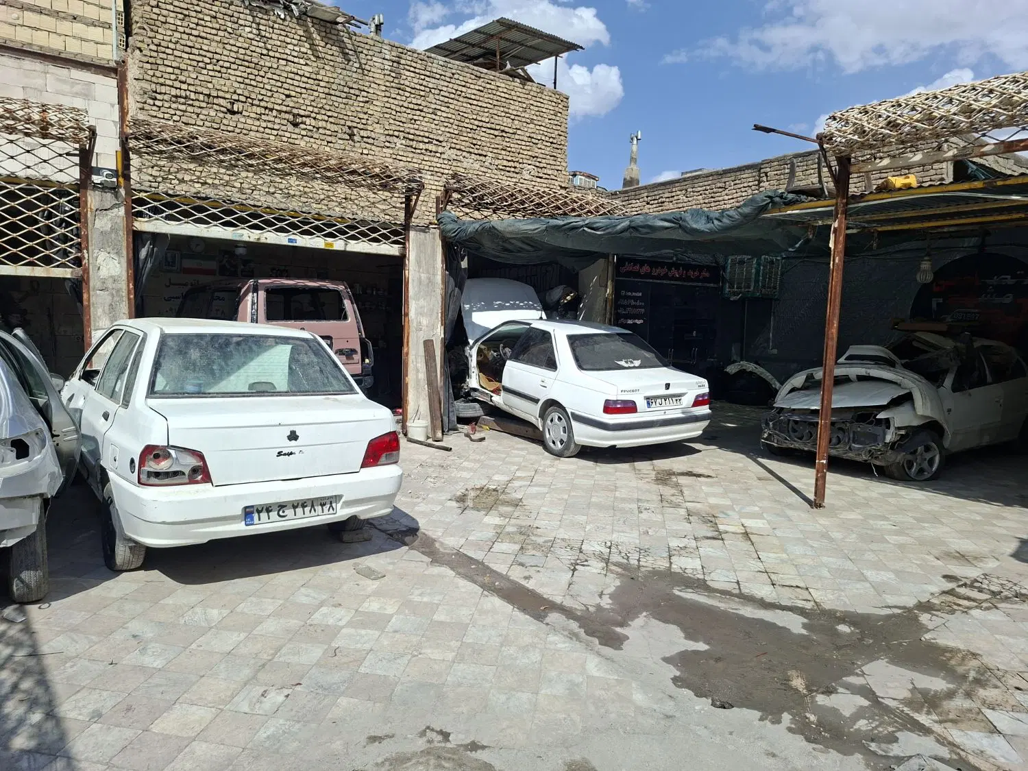 مغازه داخل گاراژ