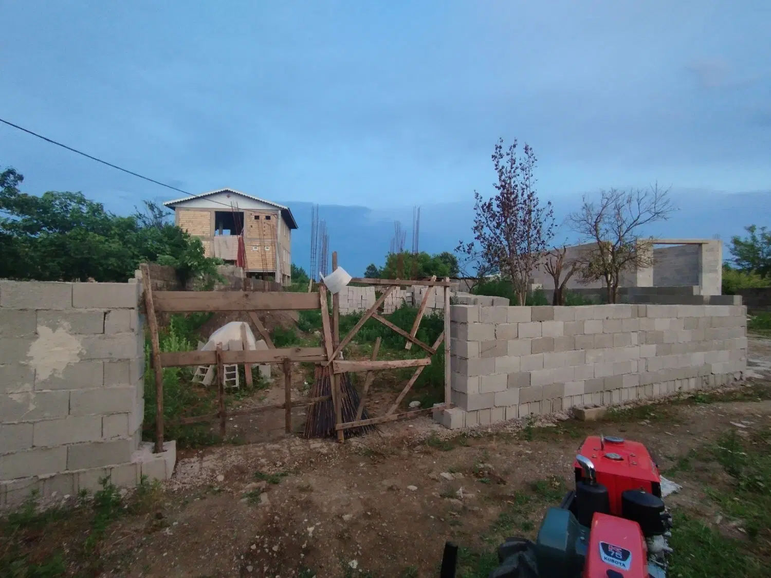 زمین با بنای نیمه کار