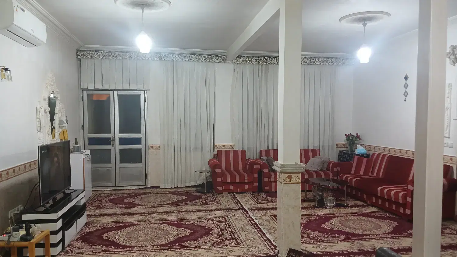 خانه ویلایی دو طبقه در میانه مرکز شهر