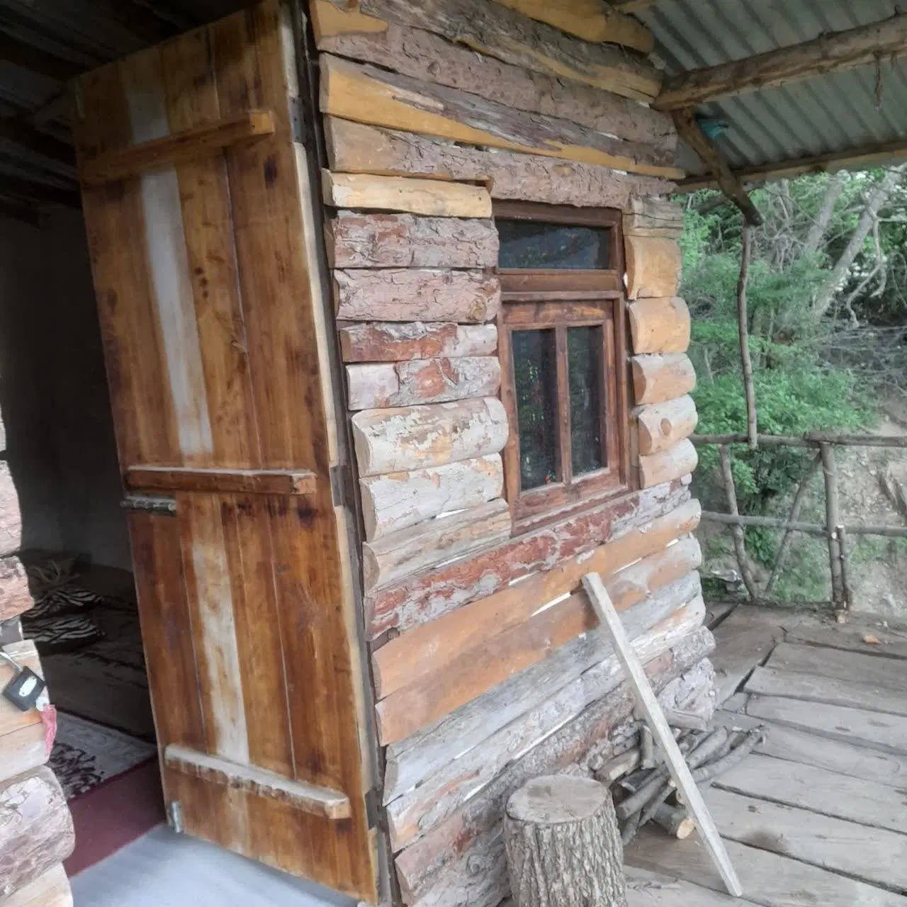 باغ ۱۳۰۰ متری با کلبه چوبی در روستای انگوران