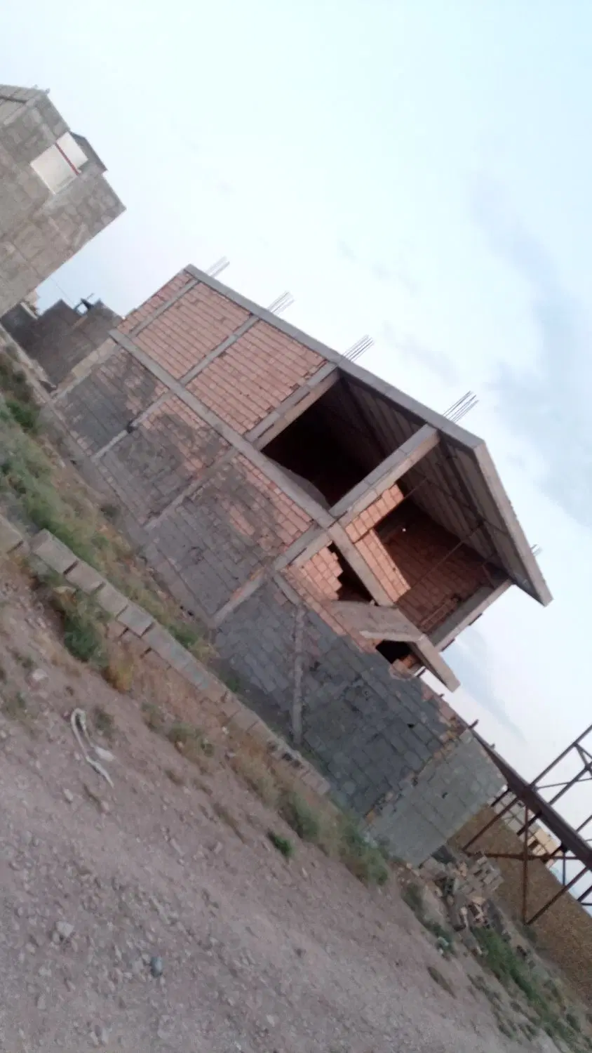 خانه دوطبقه نیمه ساخت