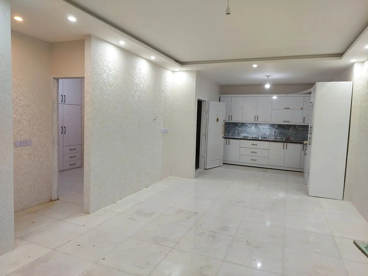آپارتمان ۹۰ متر دو خواب پارکینگ آسانسور