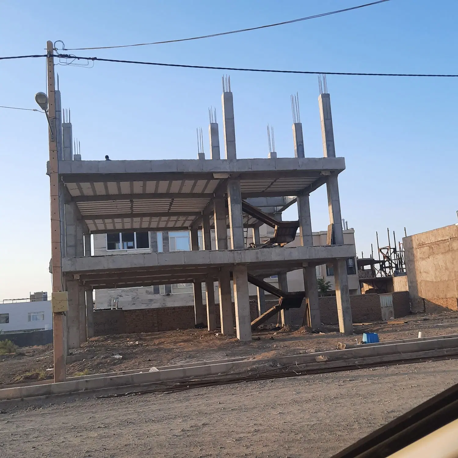 زمین نیمه ساز  فرهیختگان
