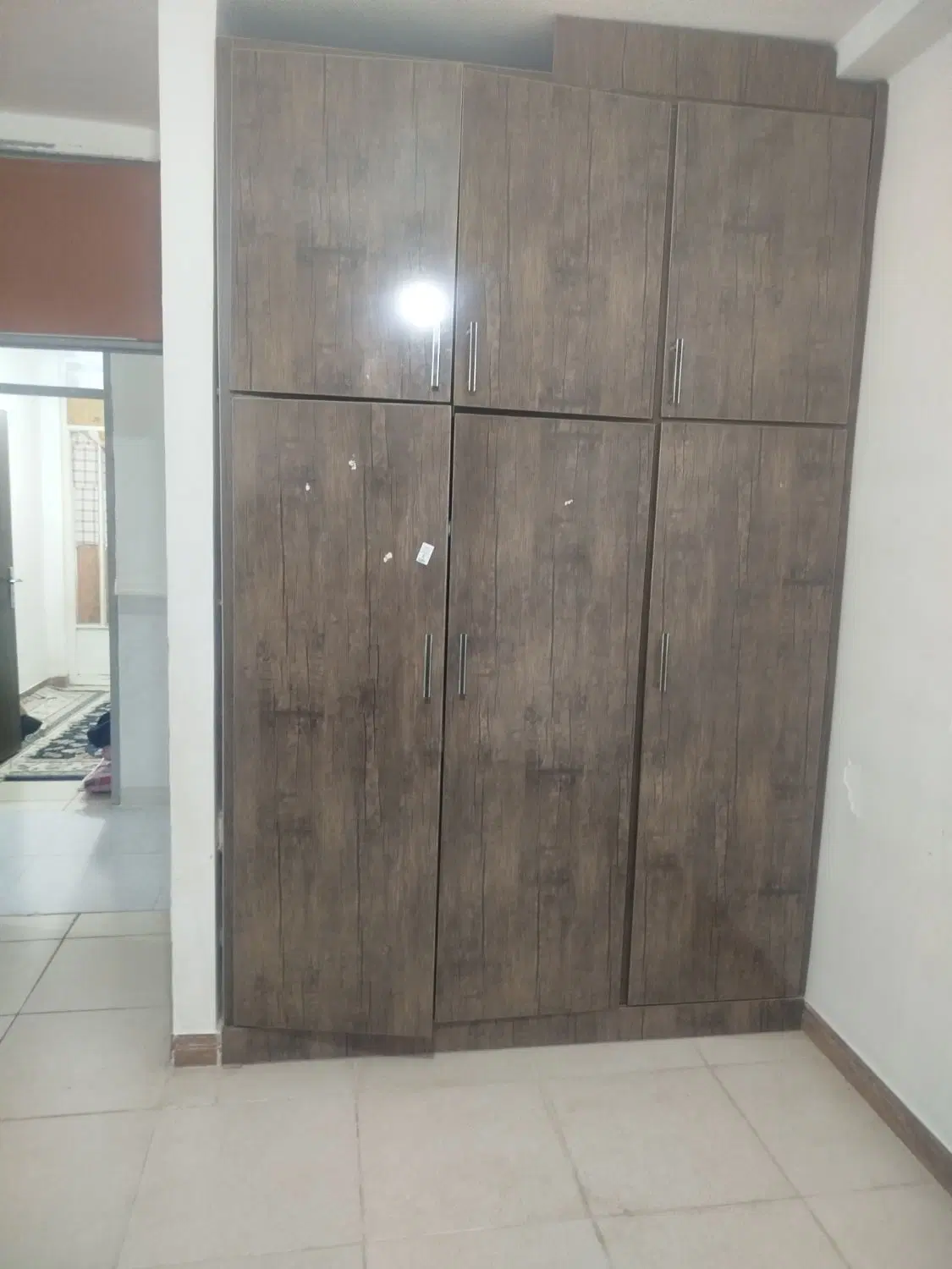اپارتمان سر جاده جنب مدارس  فوق‌العاده خوب