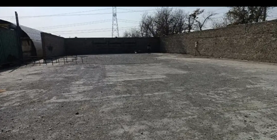 زمین چهار دیواری دارای نگهبانی