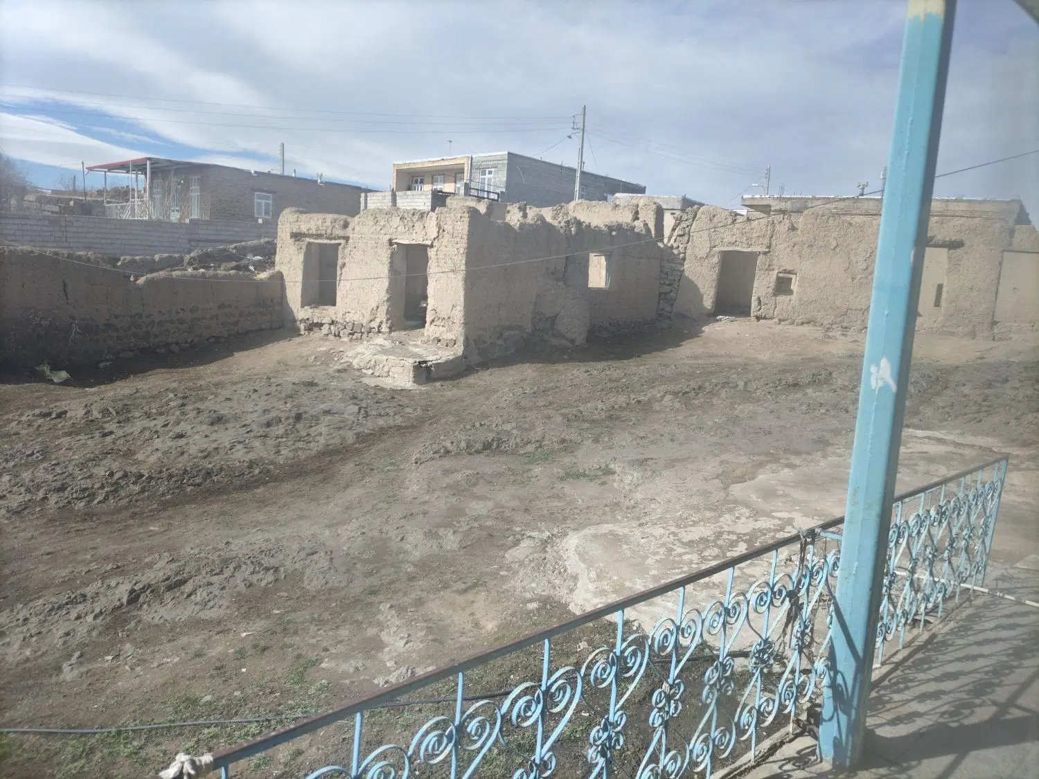 زمین با خانه قابل سکونت در مرادلو