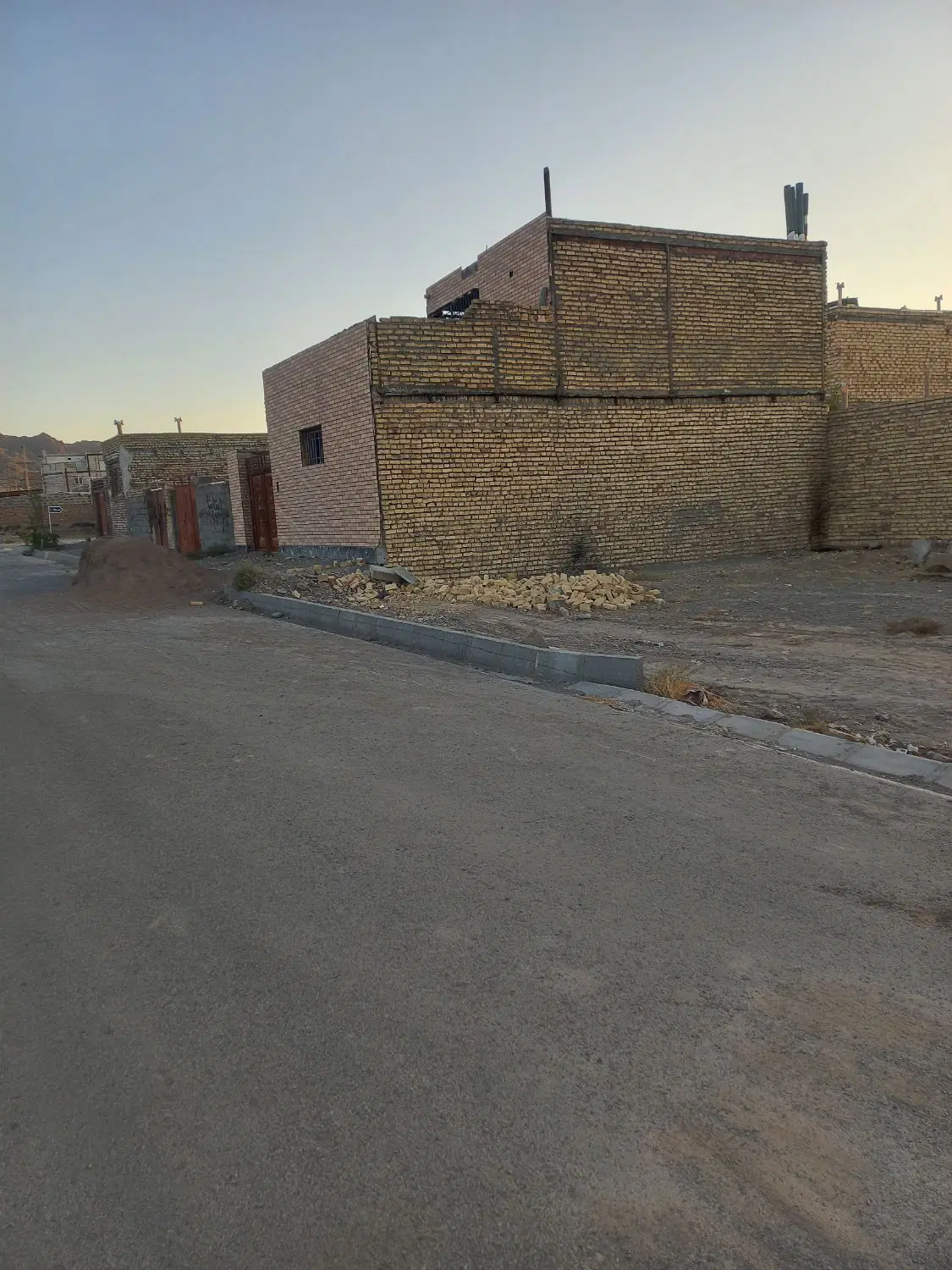 زمین نقلی وحاشیه