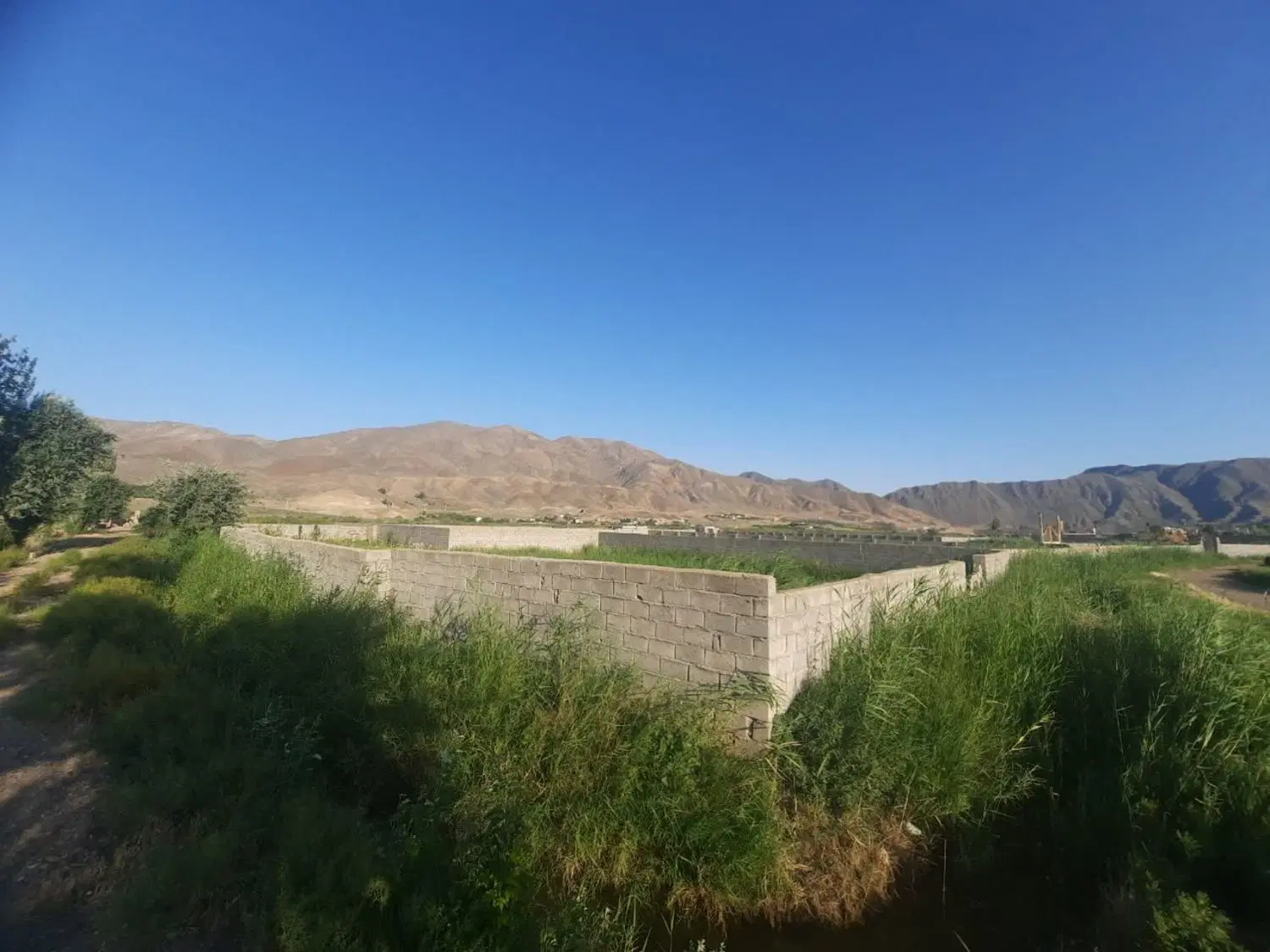 چهار دیواری در آچاچی بغل رودخانه