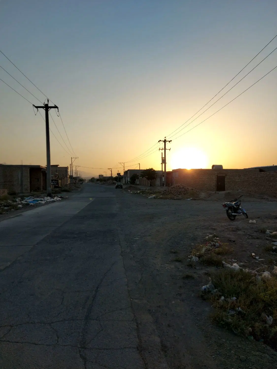 زمین ابتدای جاده گاز با سند، محصور