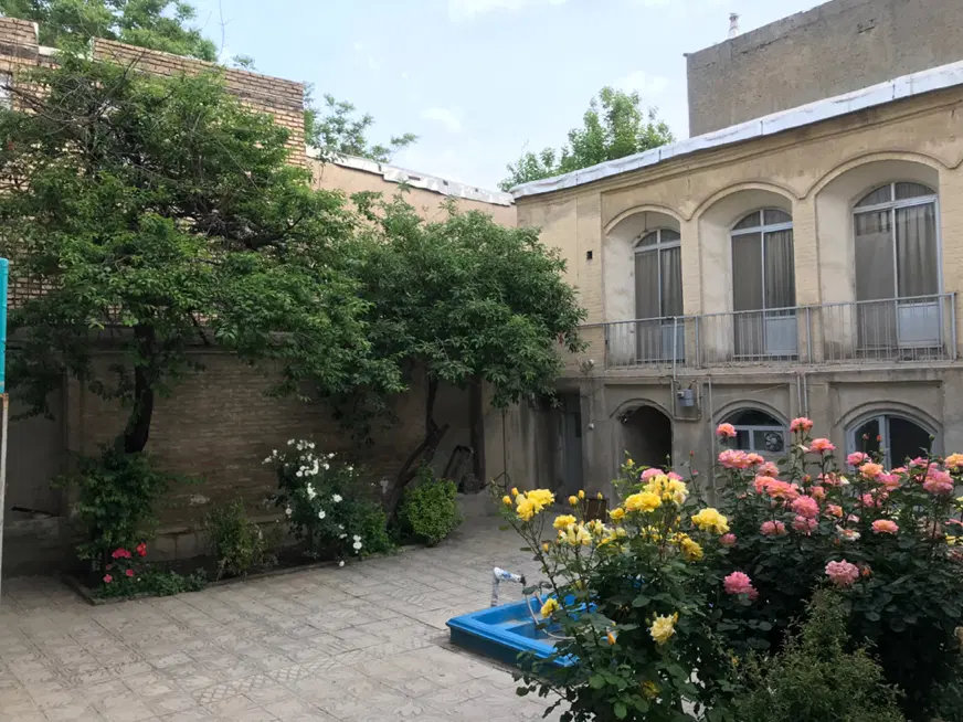 فروش یک باب منزل کلنگی قدیمی به متراژ ۳۱۵ متر