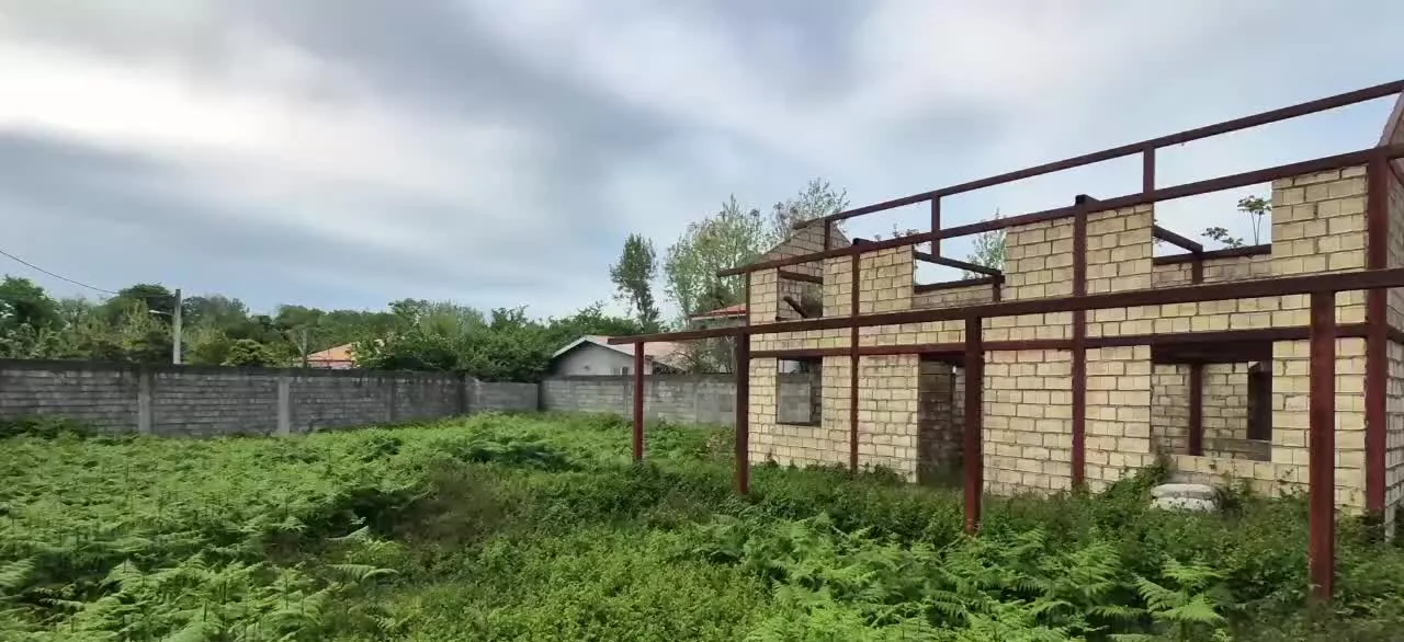 زمین مسکونی ۶۴۵ متر سند تک برگ با بنای نیمه‌کاره