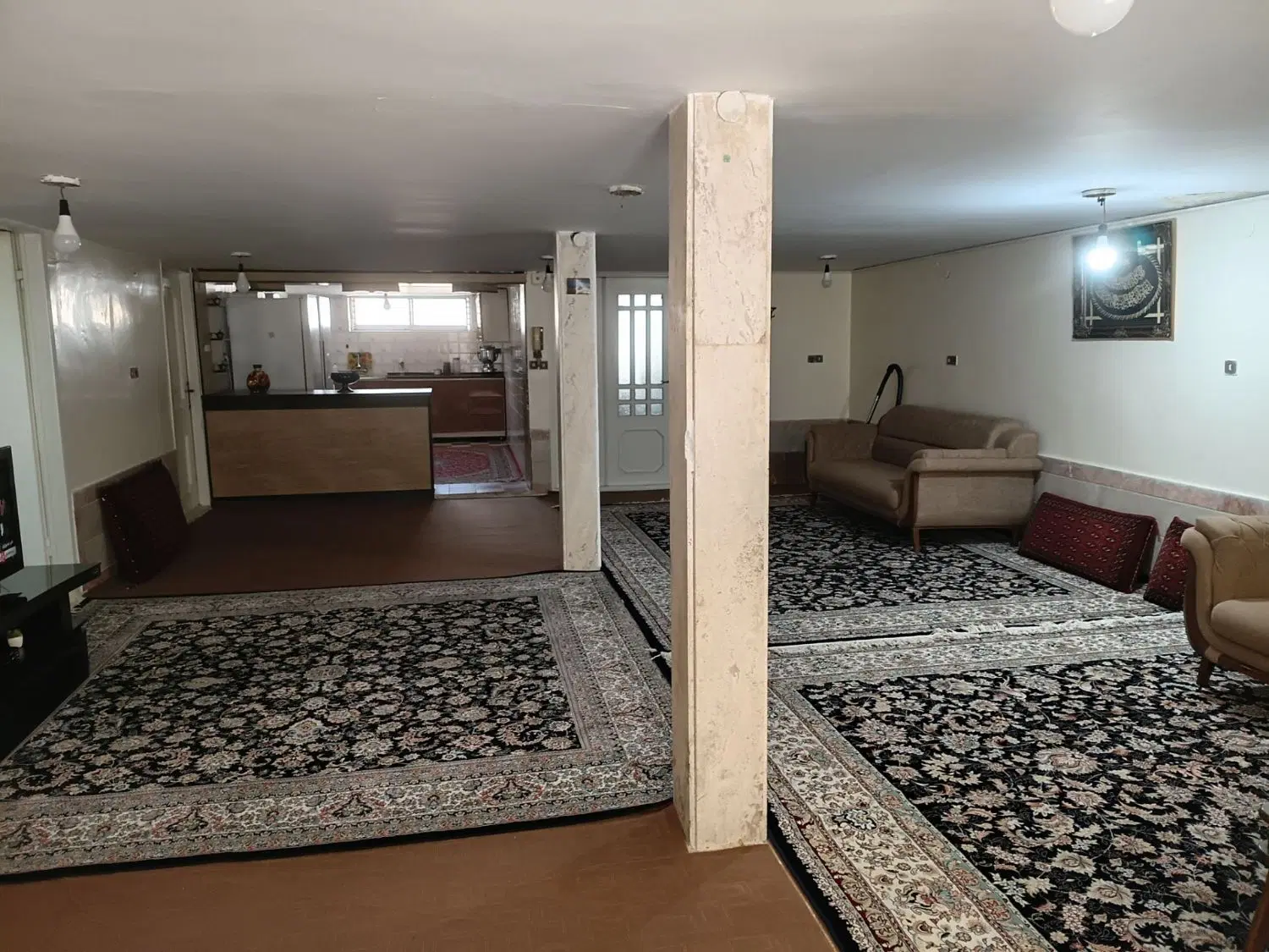 طبقه همکف آپارتمان در مرکز شهر( چهارراه شورا)
