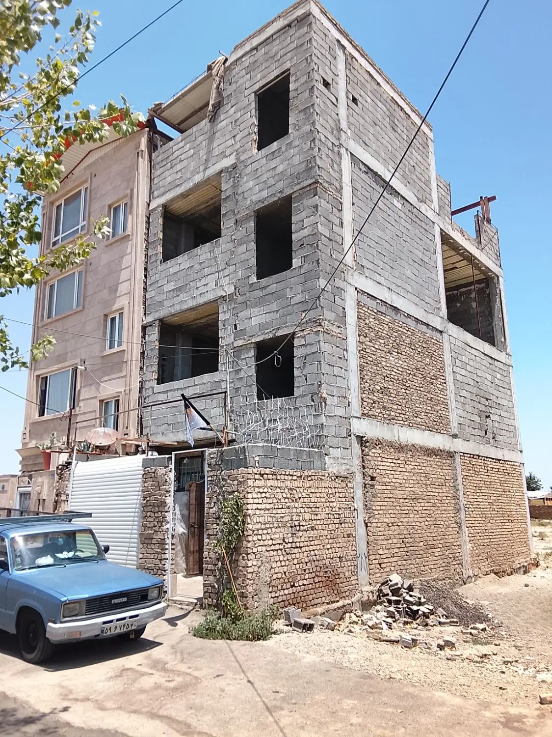 ساختمان دوطبقه بامجوز