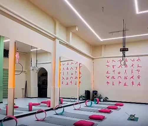 فرامرز ۲۴_ جهت مشاغل_ خ ۲۰ متری _۲۰۰ متر حیاط دار