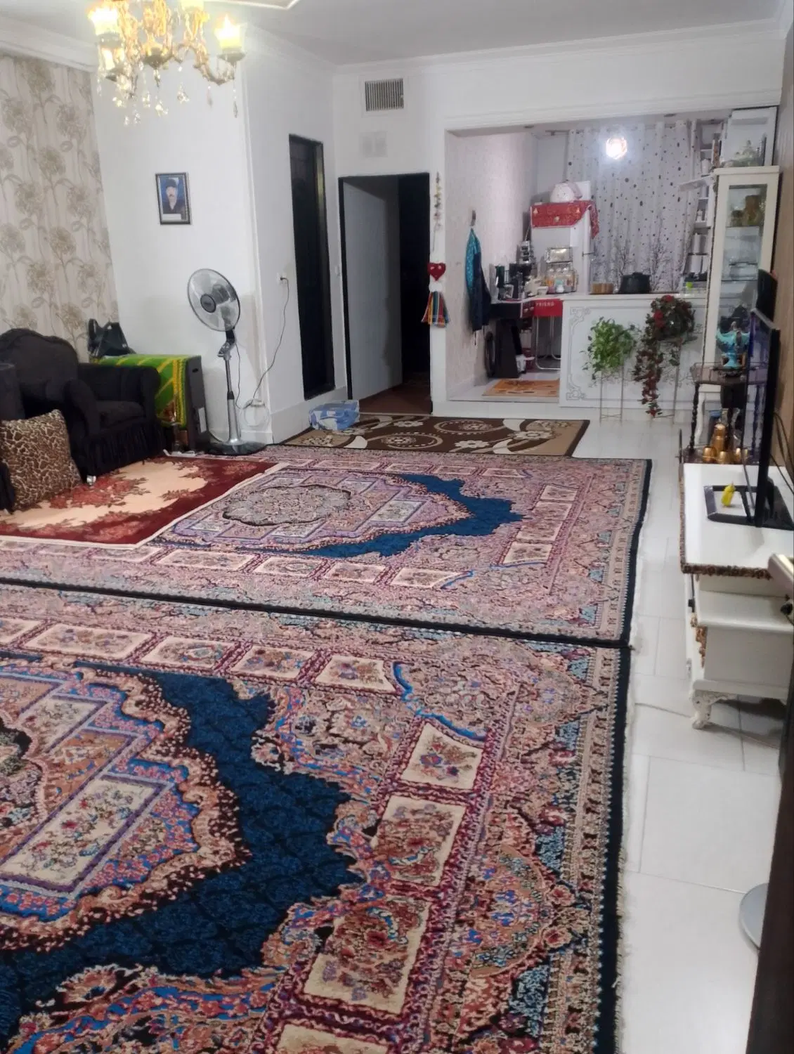 آپارتمان ۱۰۰متری همراه مغازه ،پشت بام در منزل آباد