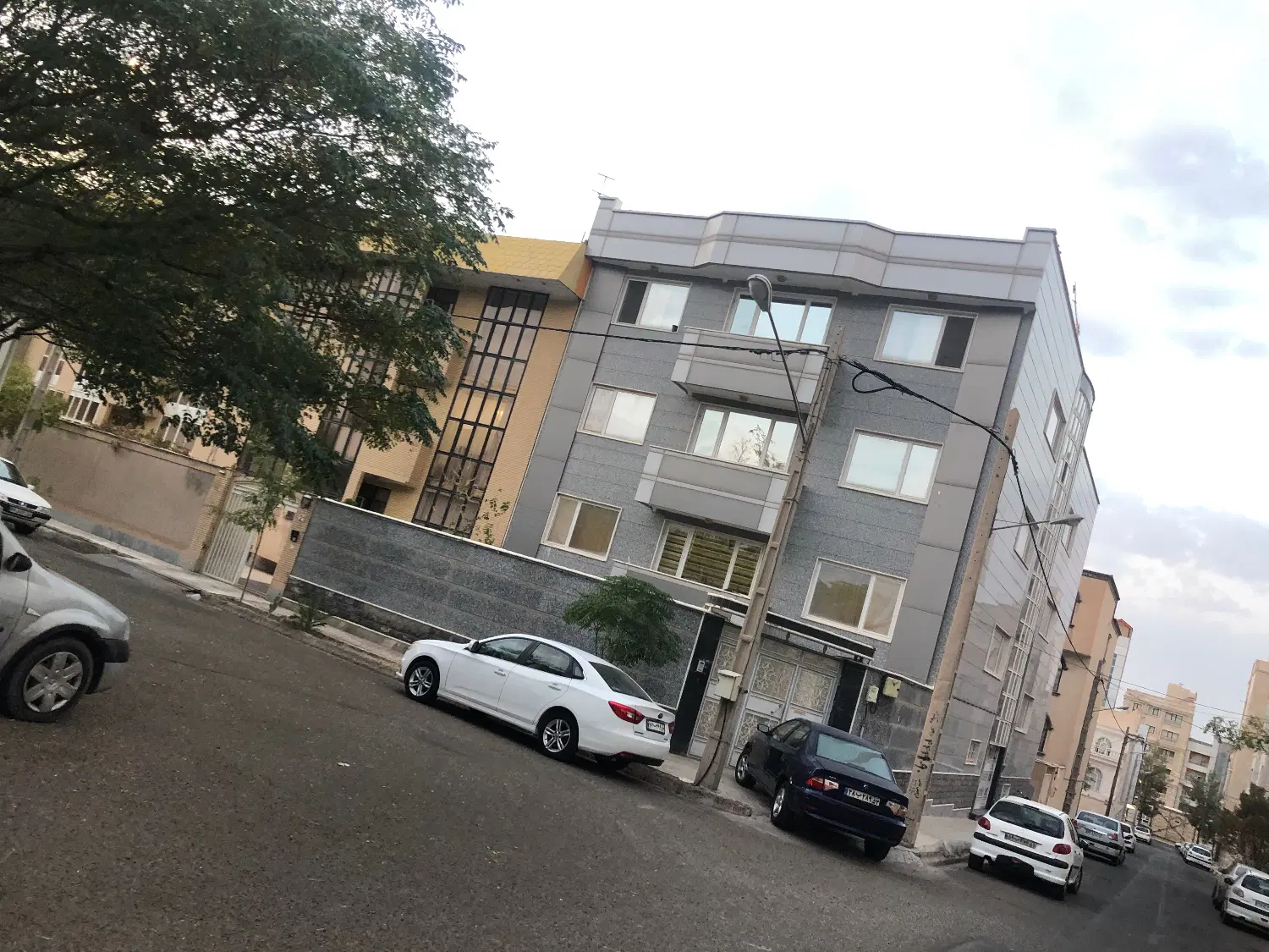 آپارتمان در خیابان نجات