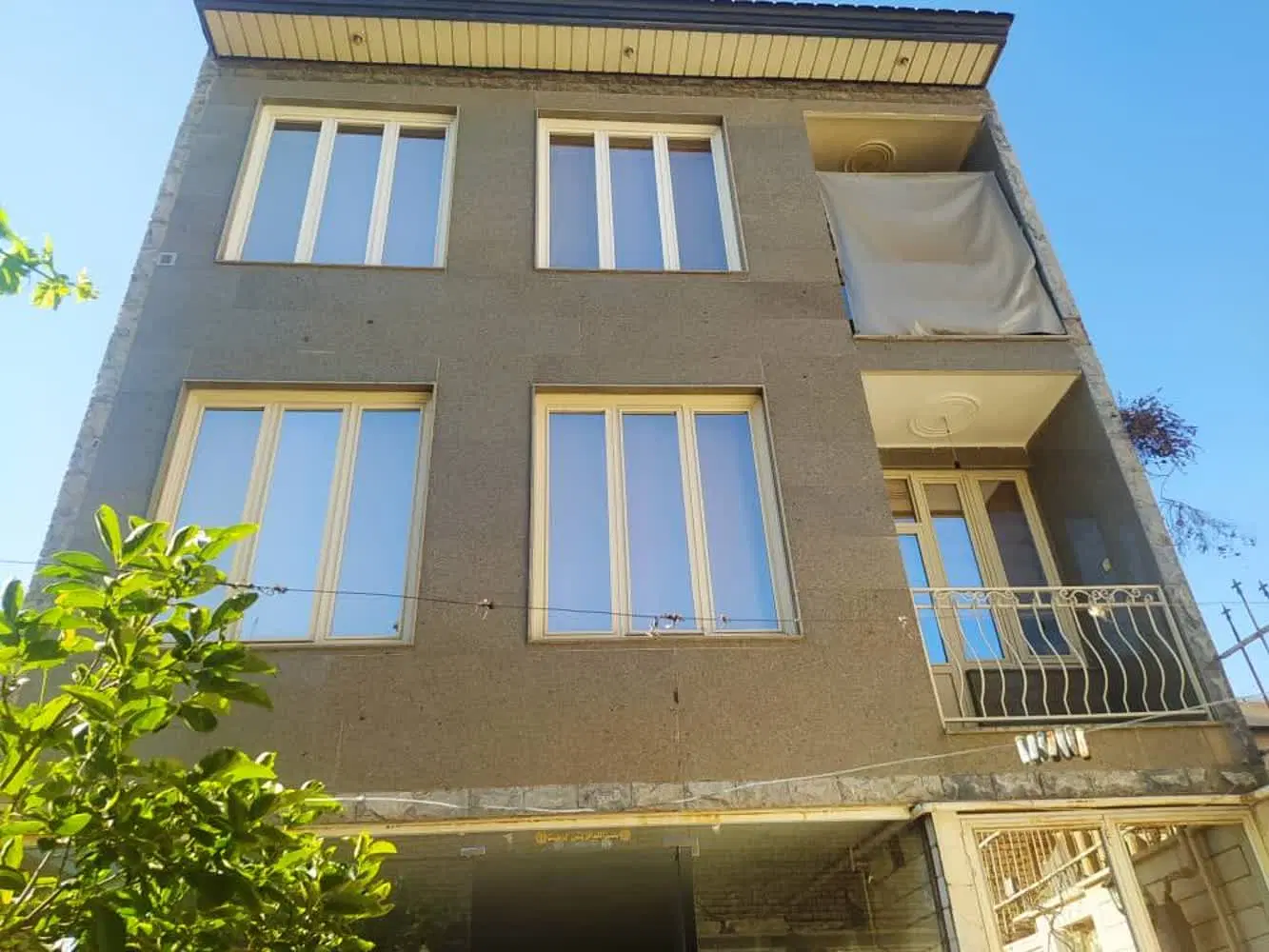 ساختمان مسکونی (دوطبقه و پیلوت و زیرزمین)