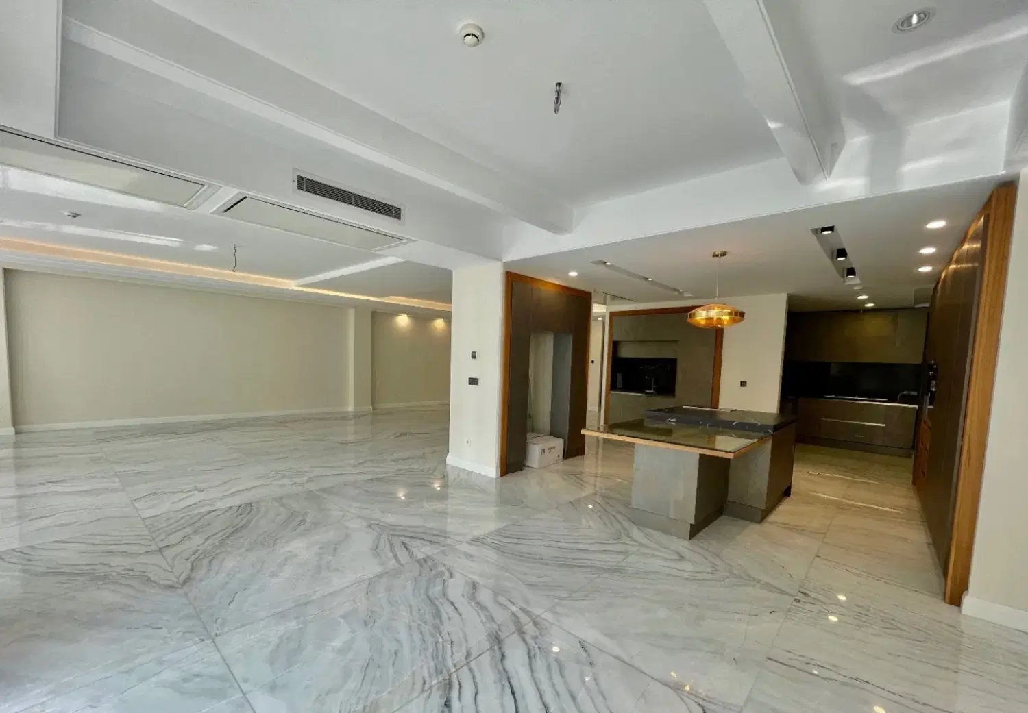 150 متری لوکس و نورگیر در محدوده معلم رشت