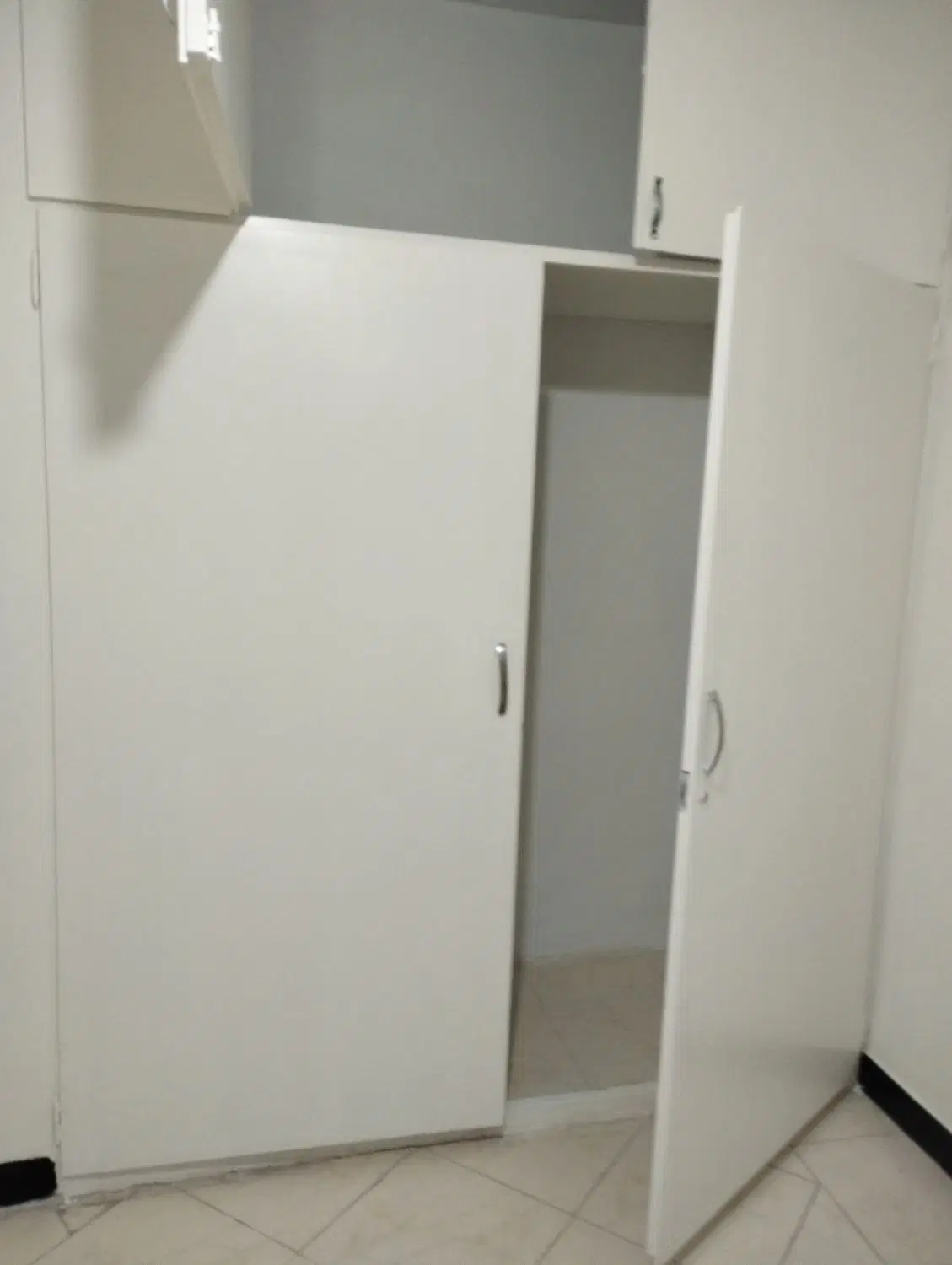 ۵۰ متری پارکینگ انباری صفدری جنب مترو کمیل