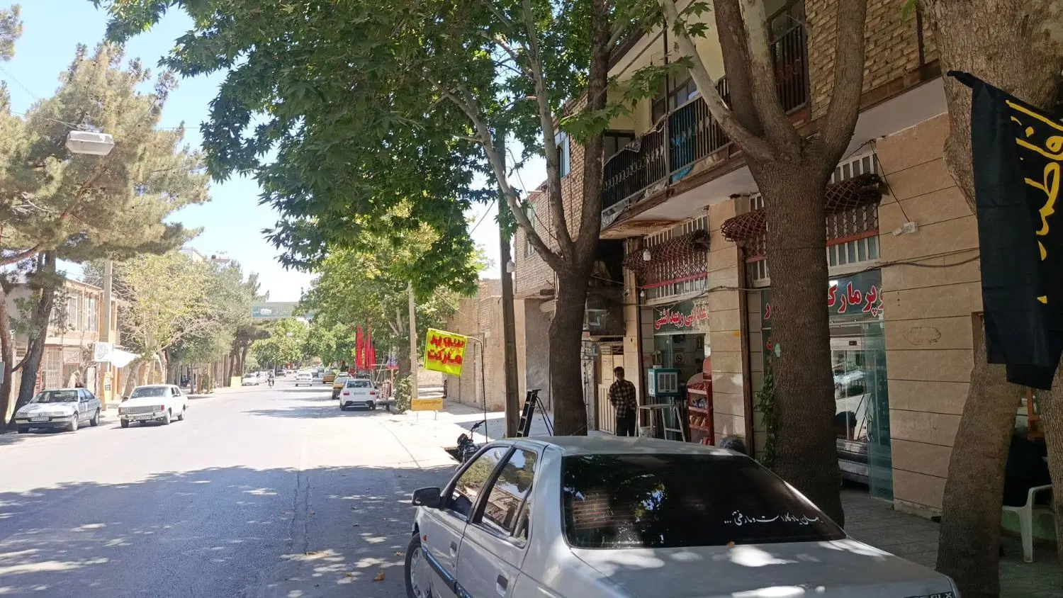 مغازه سر خیابان اصلی و آپارتمان روی آن
