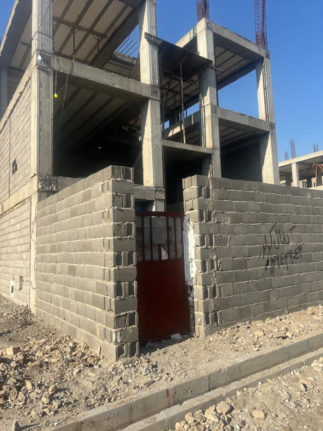 ملک مسکونی دو طبقه نیمه کاره
