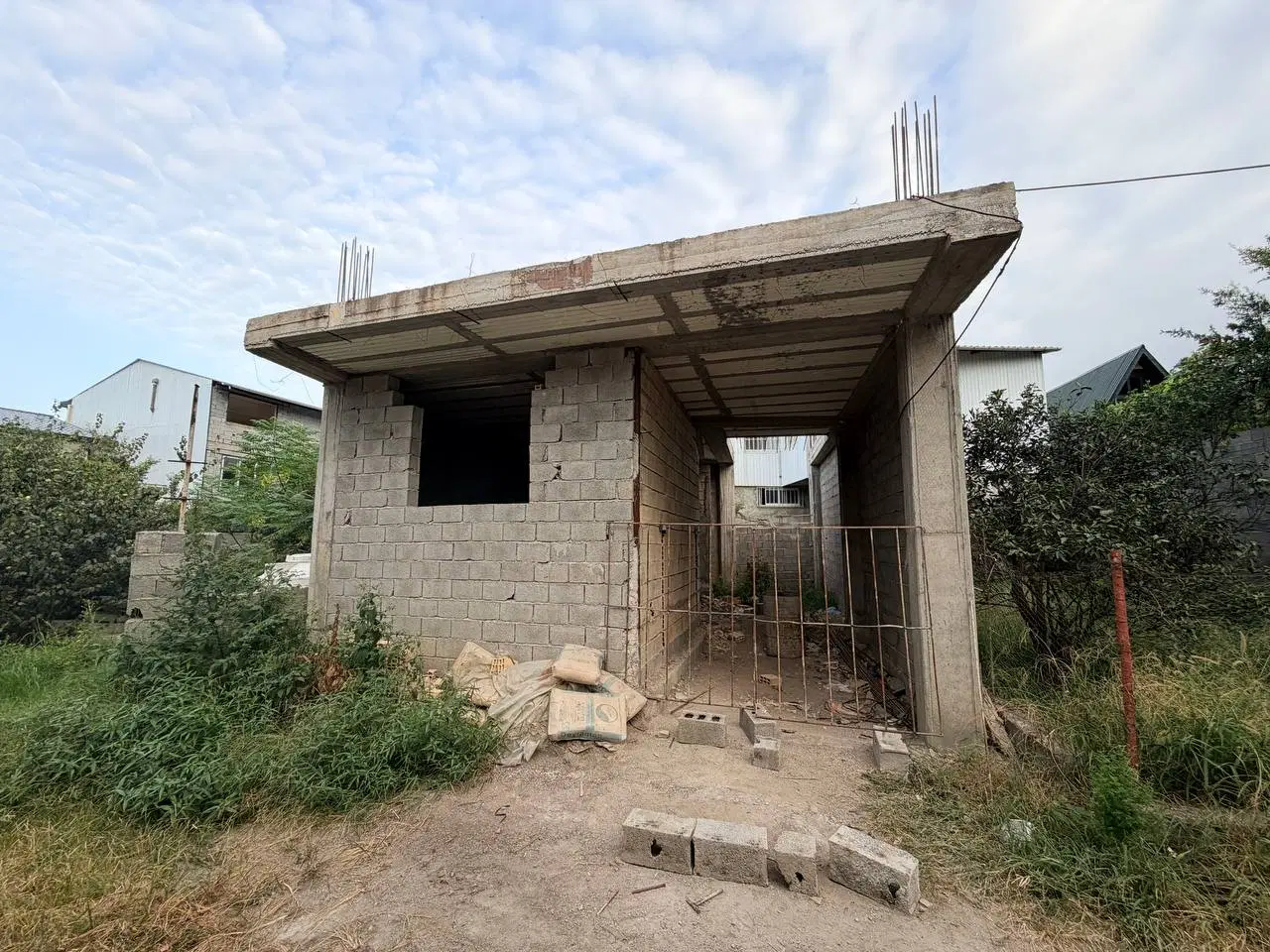 ساختمان ویلایی نیمه کاره  فروش و معاوضه با زمین