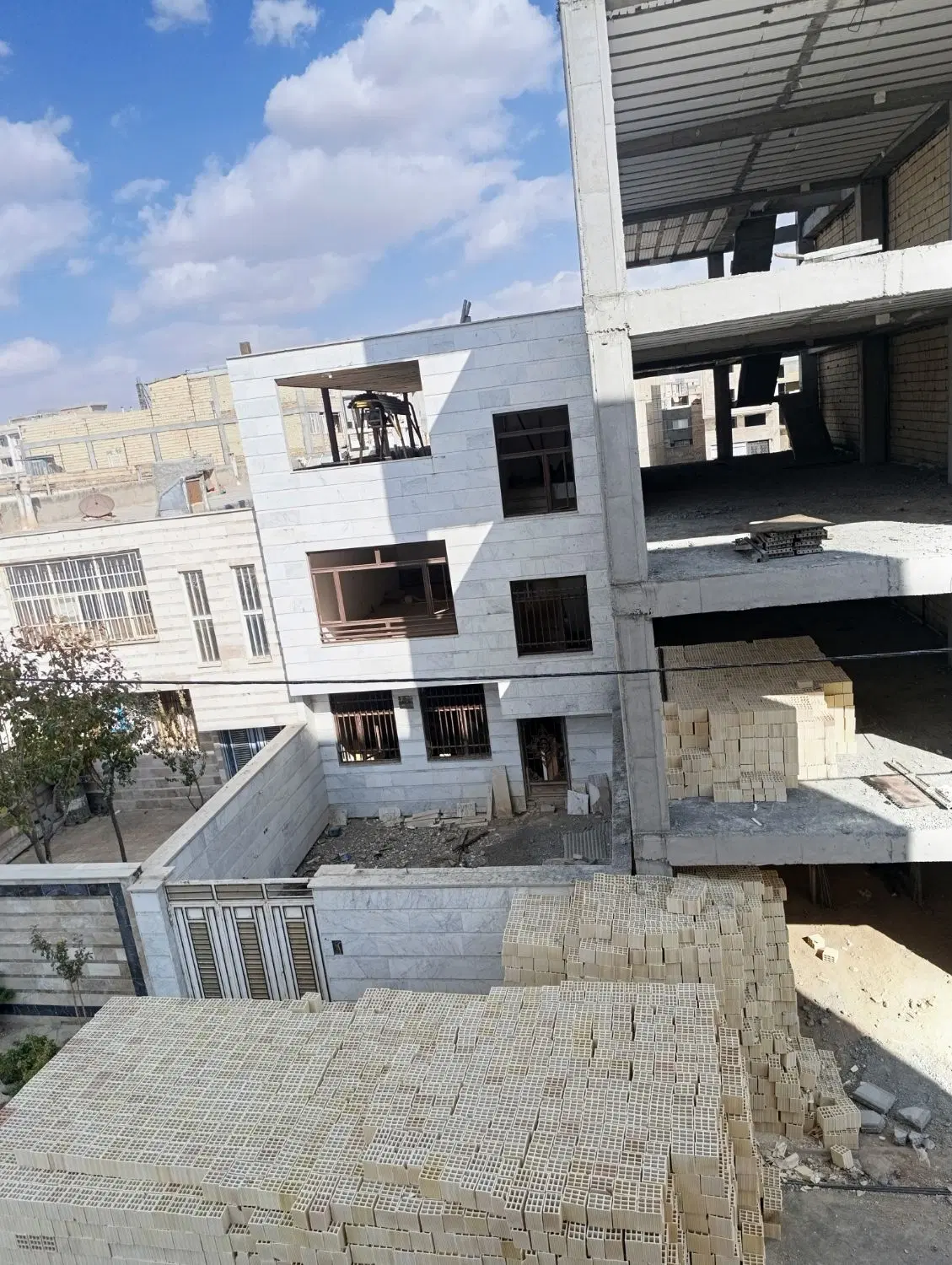 ساختمان سه طبقه گاوخانه