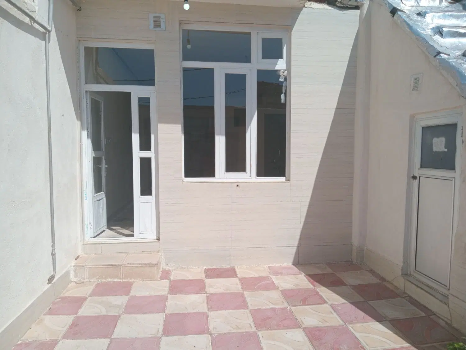 حیاط در اناخاتون کوهسار