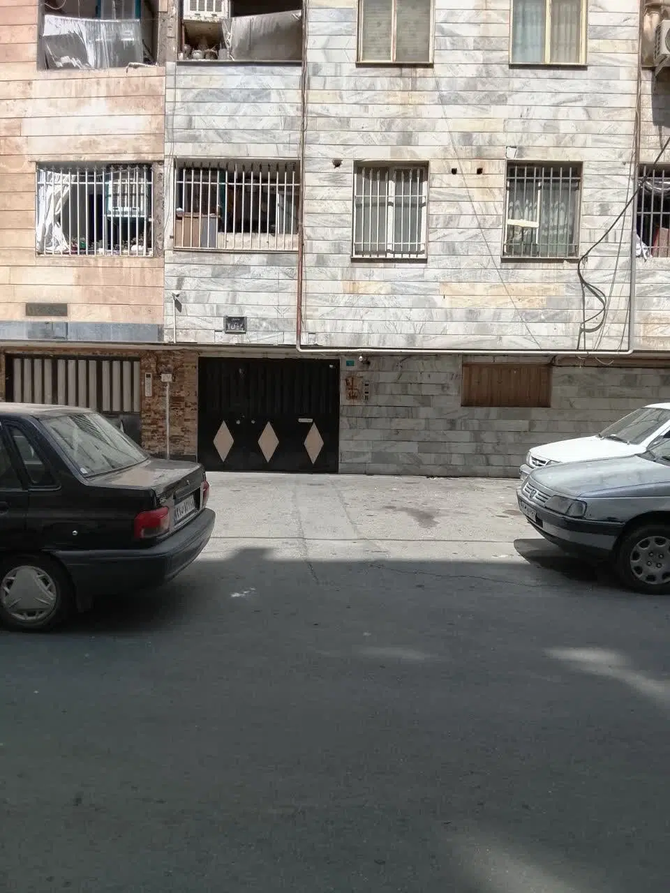 واحد 75متری حصارک بالا با پارکینگ طبقه اول فروشی
