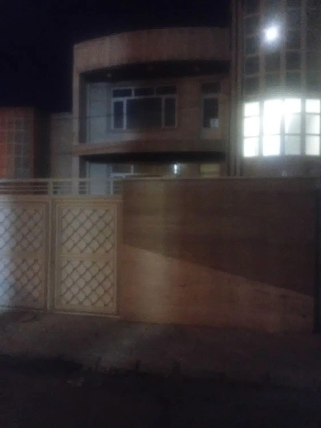دو طبقه ساختمان شهرک ولیعصر