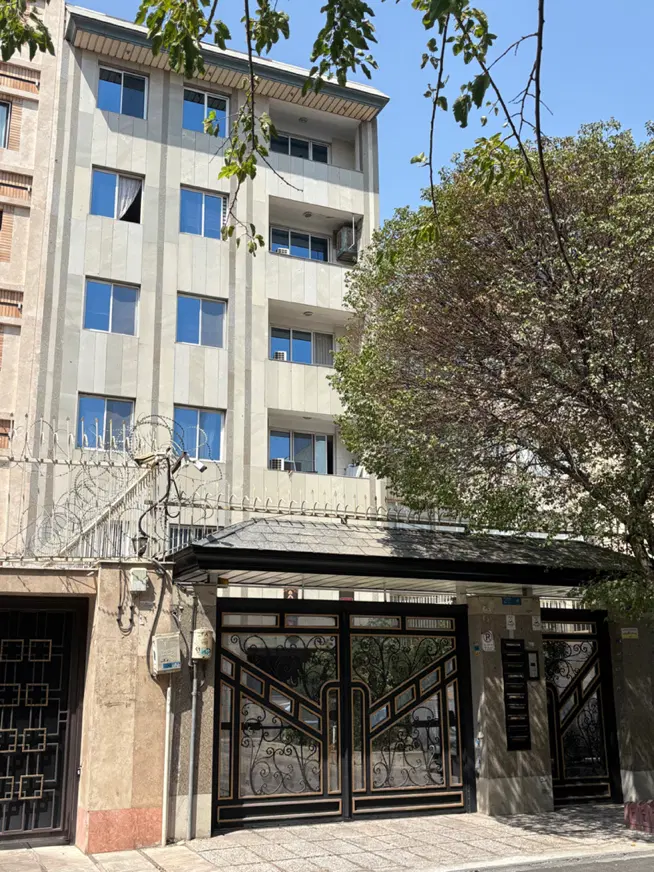 آپارتمان ۱۲۰ متری سه خوابه با موقعیت مناسب