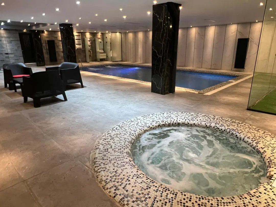 عمارت لاکچری تاتسو با استخر و‌جکوزی و فول امکانات