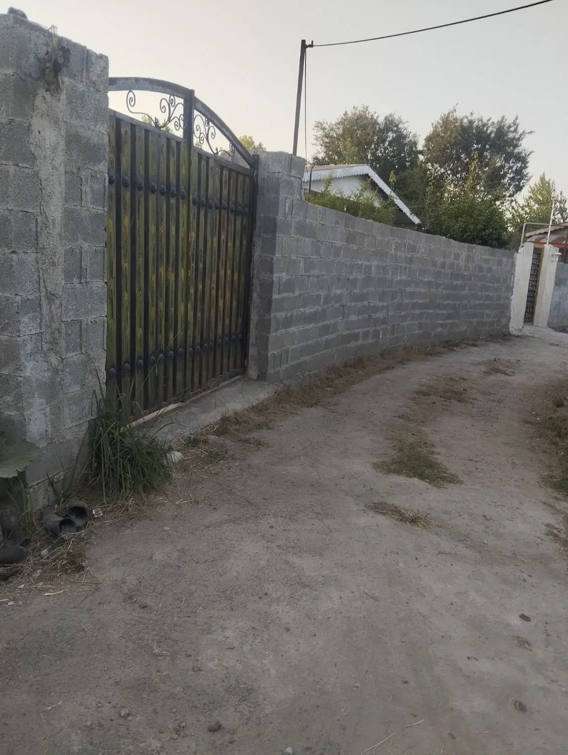 زمین مسکونی بر اول خیابان اصلی